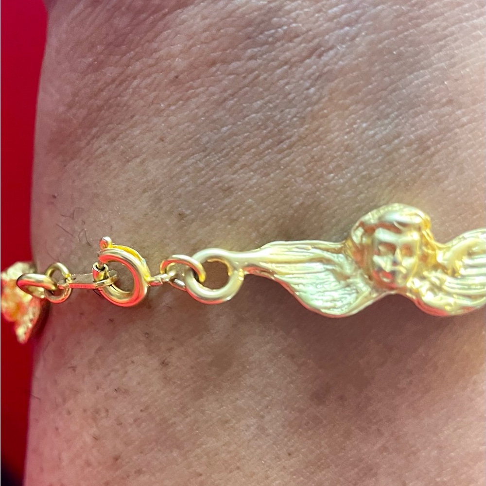Vintage Cherub Angel Winged Link Bracelet. Gold tone. 8 1/2 inches long - Picture 6 of 6